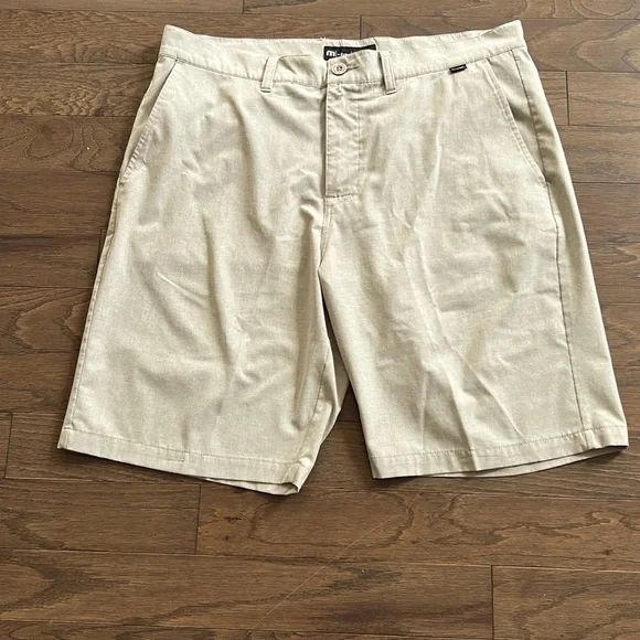 Travis Mathew Golf Shorts - Picture 2 of 8